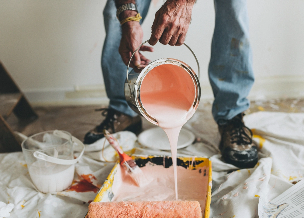 Travaux de peinture intérieure par un peintre en bâtiment Peintre en bâtiment réalisant des travaux de peinture intérieure